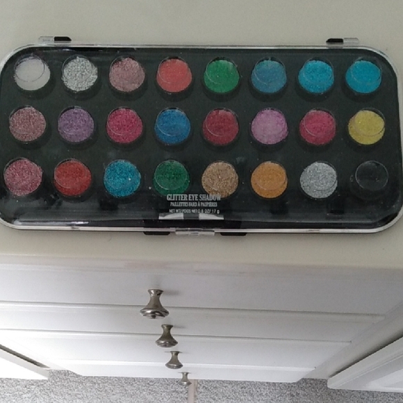 24 Glitter Eye Shadow kit Party Halloween Cosplay New Years Eve - Picture 6 of 16